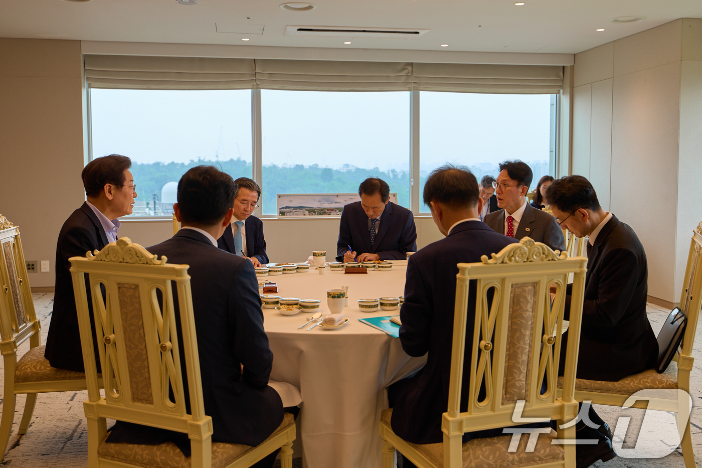 (서울=뉴스1) 허경 기자 = 이재명 대통령이 7일 서울 용산 대통령실 청사에서 김민석 신임 국무총리와 오찬 회동에서 대화하고 있다. (대통령실 제공. 재판매 및 DB 금지) 20 …