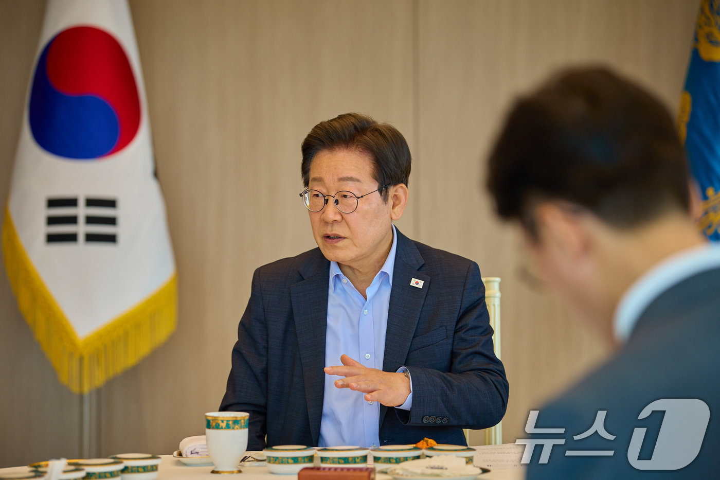 (서울=뉴스1) 허경 기자 = 이재명 대통령이 7일 서울 용산 대통령실 청사에서 김민석 신임 국무총리와 오찬 회동에서 발언하고 있다. (대통령실 제공. 재판매 및 DB 금지) 20 …