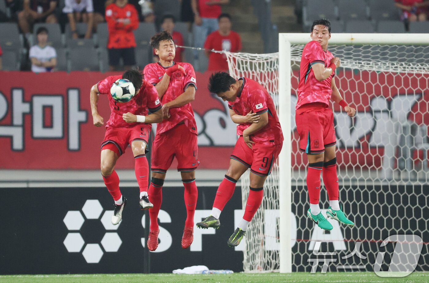 본문 이미지 - 박진섭이 7일 오후 경기 용인시 처인구 용인미르스타디움에서 열린 2025 동아시아축구연맹(EAFF) E-1 챔피언십 남자부 대한민국과 중국의 경기에서 프리킥을 막아고 있다. 2025.7.7/뉴스1 ⓒ News1 김영운 기자