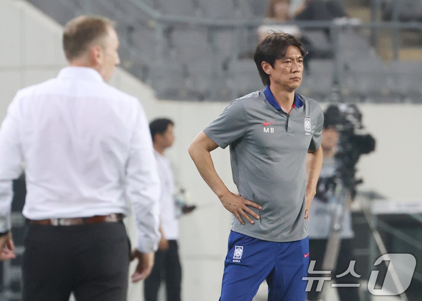 본문 이미지 - 홍명보 대한민국 축구 국가대표팀 감독이 7일 오후 경기 용인시 처인구 용인미르스타디움에서 열린 2025 동아시아축구연맹(EAFF) E-1 챔피언십 남자부 대한민국과 중국의 경기에서 선수들을 지켜보고 있다. 2025.7.7/뉴스1 ⓒ News1 김영운 기자