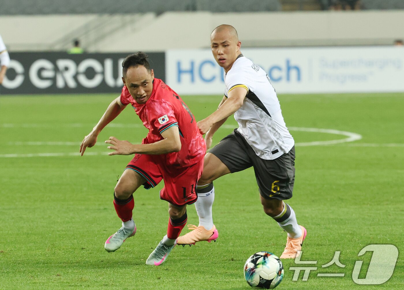 본문 이미지 - 문선민이 7일 오후 경기 용인시 처인구 용인미르스타디움에서 열린 2025 동아시아축구연맹&#40;EAFF&#41; E-1 챔피언십 남자부 대한민국과 중국의 경기에서 공격을 하고 있다. 2025.7.7/뉴스1 ⓒ News1 김영운 기자