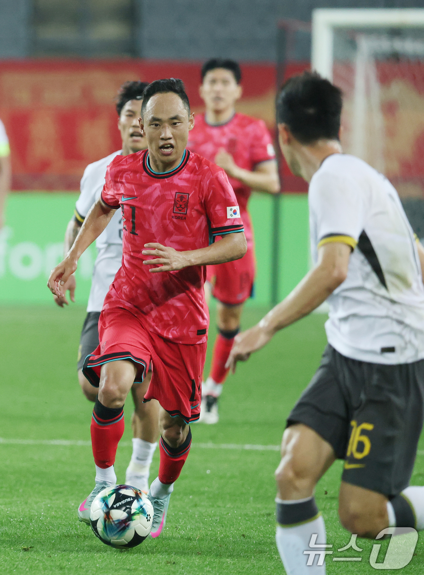 (용인=뉴스1) 김영운 기자 = 문선민이 7일 오후 경기 용인시 처인구 용인미르스타디움에서 열린 2025 동아시아축구연맹(EAFF) E-1 챔피언십 남자부 대한민국과 중국의 경기에 …