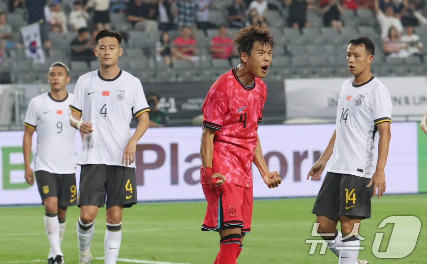본문 이미지 - 김주성이 7일 오후 경기 용인시 처인구 용인미르스타디움에서 열린 2025 동아시아축구연맹&#40;EAFF&#41; E-1 챔피언십 남자부 대한민국과 중국의 경기에서 슛을 넣은 뒤 기뻐하고 있다. 2025.7.7/뉴스1 ⓒ News1 김영운 기자