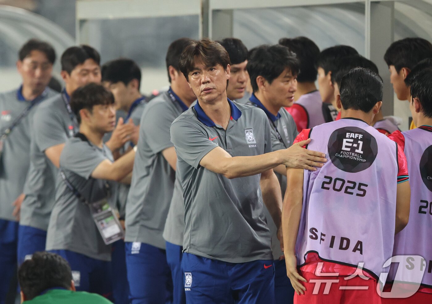 본문 이미지 - 홍명보 대한민국 축구 국가대표팀 감독이 7일 오후 경기 용인시 처인구 용인미르스타디움에서 열린 2025 동아시아축구연맹&#40;EAFF&#41; E-1 챔피언십 남자부 대한민국과 중국의 경기에서 3대0으로 승리 후 선수들을 격려하고 있다. 2025.7.7/뉴스1 ⓒ News1 김영운 기자