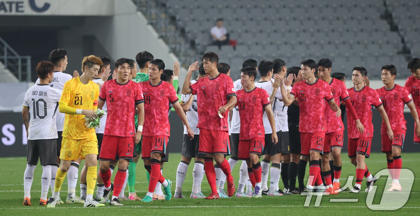 본문 이미지 - 대한민국 축구 국가대표팀 선수들이 7일 오후 경기 용인시 처인구 용인미르스타디움에서 열린 2025 동아시아축구연맹&#40;EAFF&#41; E-1 챔피언십 남자부 대한민국과 중국의 경기에서 3대0으로 승리 후 기뻐하고 있다. 2025.7.7/뉴스1 ⓒ News1 김영운 기자