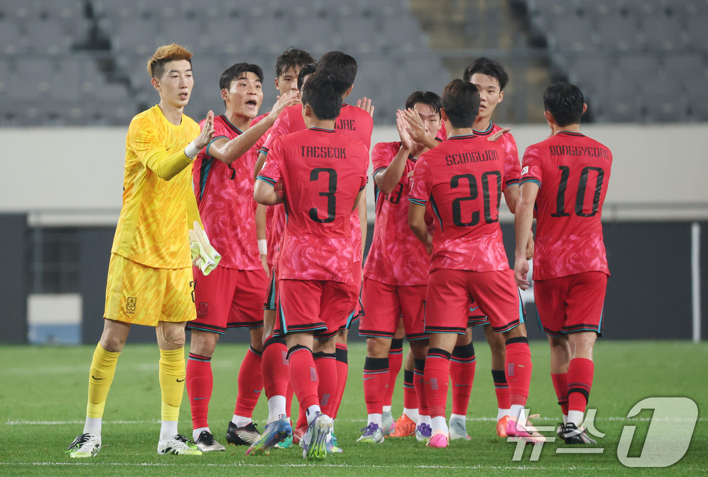 (용인=뉴스1) 김영운 기자 = 대한민국 축구 국가대표팀 선수들이 7일 오후 경기 용인시 처인구 용인미르스타디움에서 열린 2025 동아시아축구연맹(EAFF) E-1 챔피언십 남자부 …