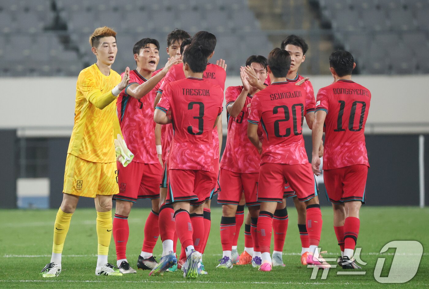 본문 이미지 - 대한민국 축구 국가대표팀 선수들이 7일 오후 경기 용인시 처인구 용인미르스타디움에서 열린 2025 동아시아축구연맹&#40;EAFF&#41; E-1 챔피언십 남자부 대한민국과 중국의 경기에서 3대0으로 승리 후 기뻐하고 있다. 2025.7.7/뉴스1 ⓒ News1 김영운 기자