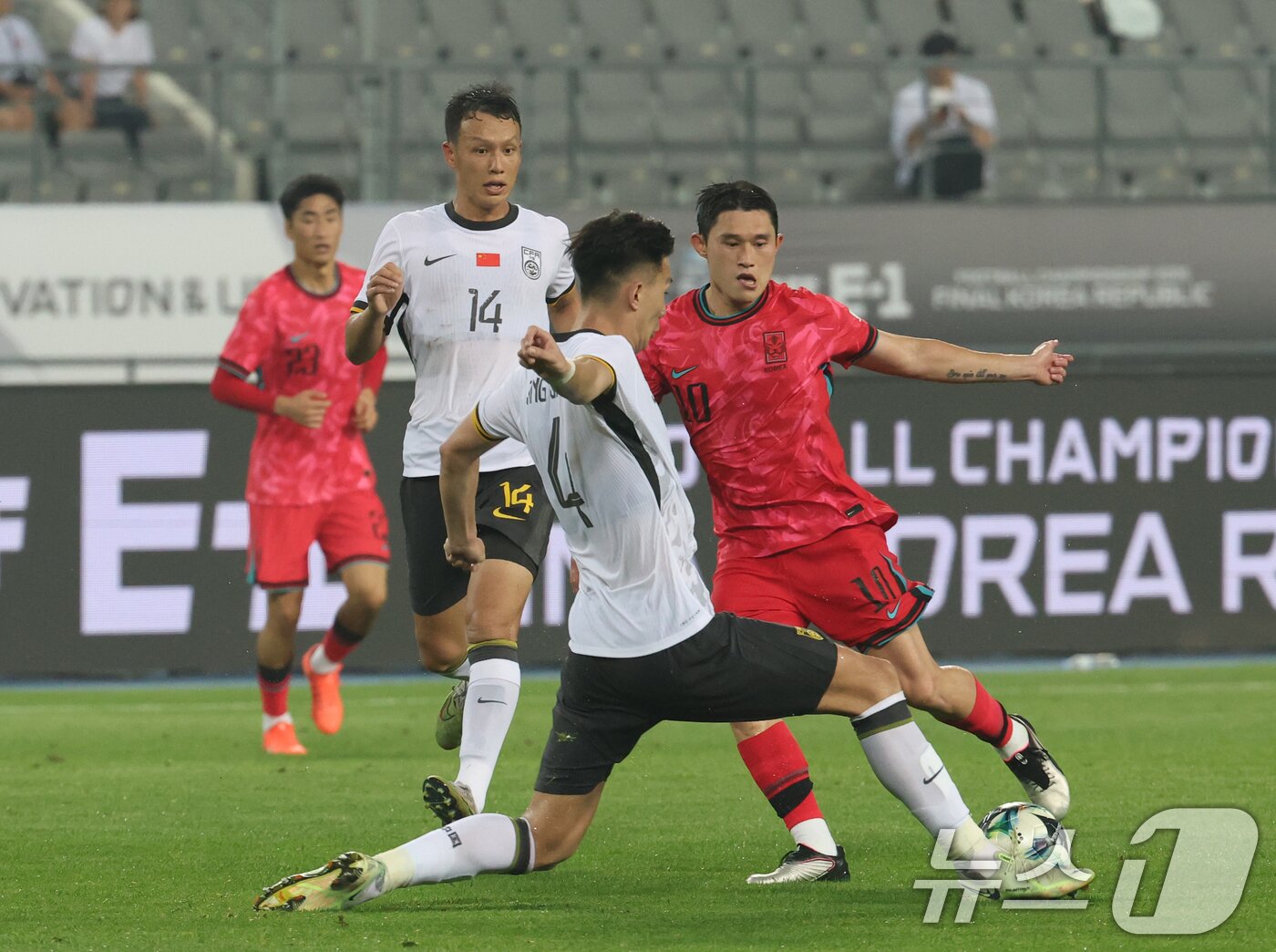 본문 이미지 - 이동경이 7일 오후 경기 용인시 처인구 용인미르스타디움에서 열린 2025 동아시아축구연맹&#40;EAFF&#41; E-1 챔피언십 남자부 대한민국과 중국의 경기에서 공격을 하고 있다. 2025.7.7/뉴스1 ⓒ News1 김영운 기자
