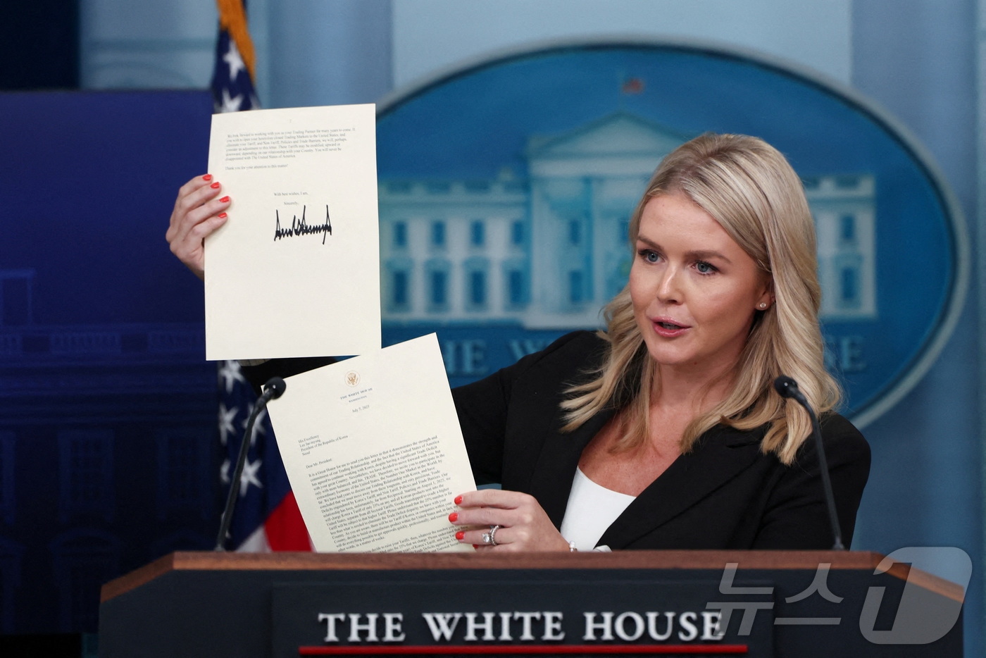 (워싱턴DC 로이터=뉴스1) 류정민 특파원 = 캐롤라인 레빗 백악관 대변인 7일(현지시간) 워싱턴DC 백악관 열린 정례 브리핑에서 도널드 트럼프 미국 대통령이 이재명 한국 대통령에 …