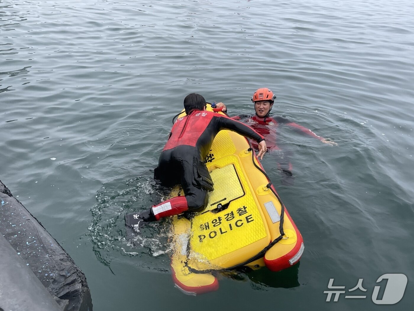 본문 이미지 - 지난 7일 오후 강원 속초 속초해경 전용부두 인근 해상에서 진행된 구조·구급 대응 훈련에 동참한 기자.&#40;속초해경 제공, 재판매 및 DB 금지&#41; 2025.7.8/뉴스1