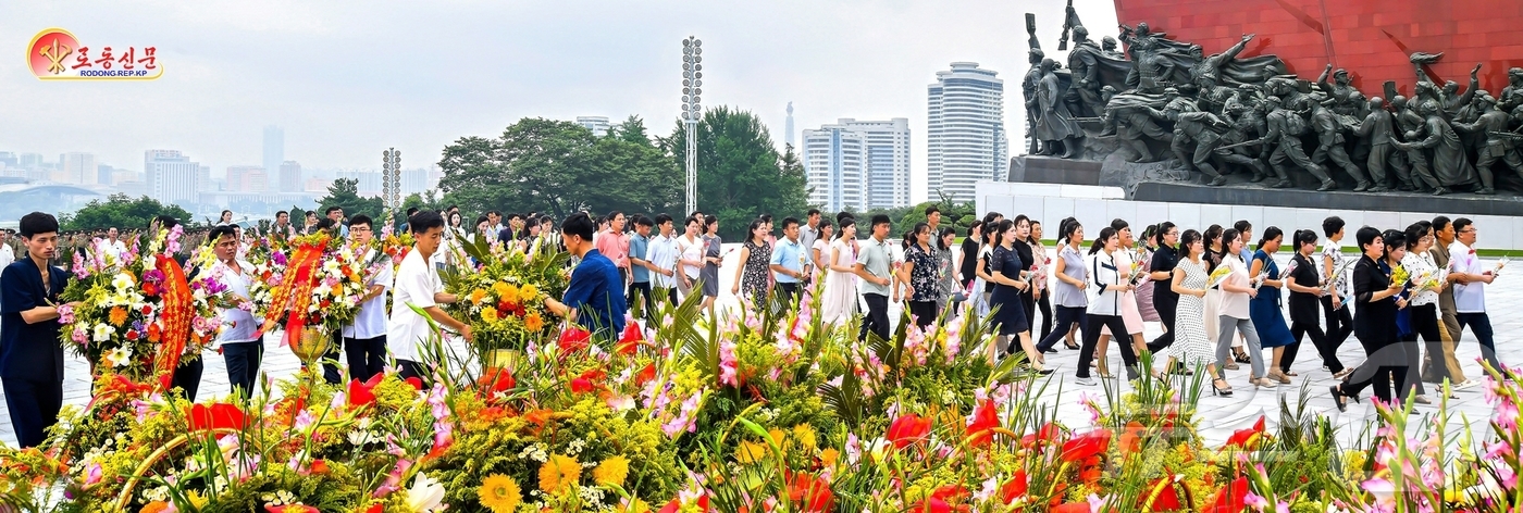 (평양 노동신문=뉴스1) = 북한 노동당 기관지 노동신문은 8일 김일성 주석 31주기를 맞아 평양 만수대언덕을 찾은 인민의 모습을 전하며 "위대한 수령 김일성동지는 끝없이 번영하는 …