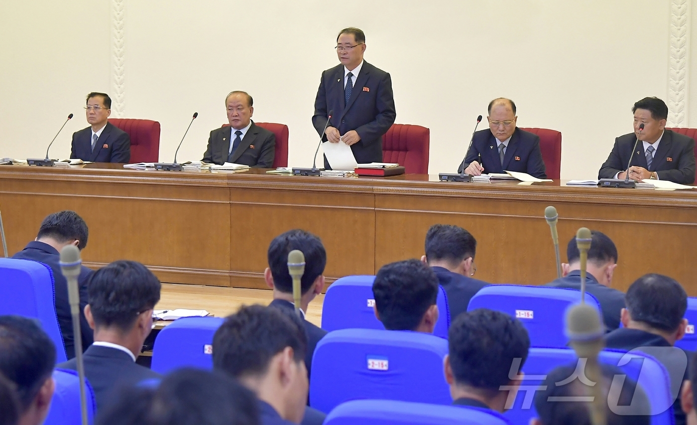 (평양 노동신문=뉴스1) = 북한 노동당 기관지 노동신문은 8일 당 중앙위원회 제8기 제12차 전원회의 확대회의의 결정관철을 위한 내각당위원회 전원회의 확대회의가 전날 진행됐다고 …