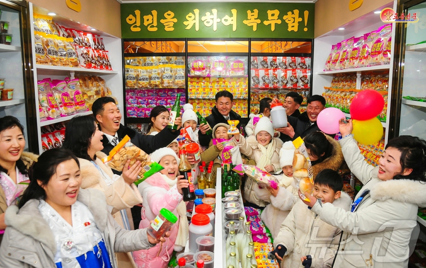 (평양 노동신문=뉴스1) = 북한 노동당 기관지 노동신문은 8일 김일성 주석 31주기를 맞아 나라가 눈부시게 변했다며 "대대로 위대한 수령을 모시여 우리의 생활은 나날이 좋아지고 …