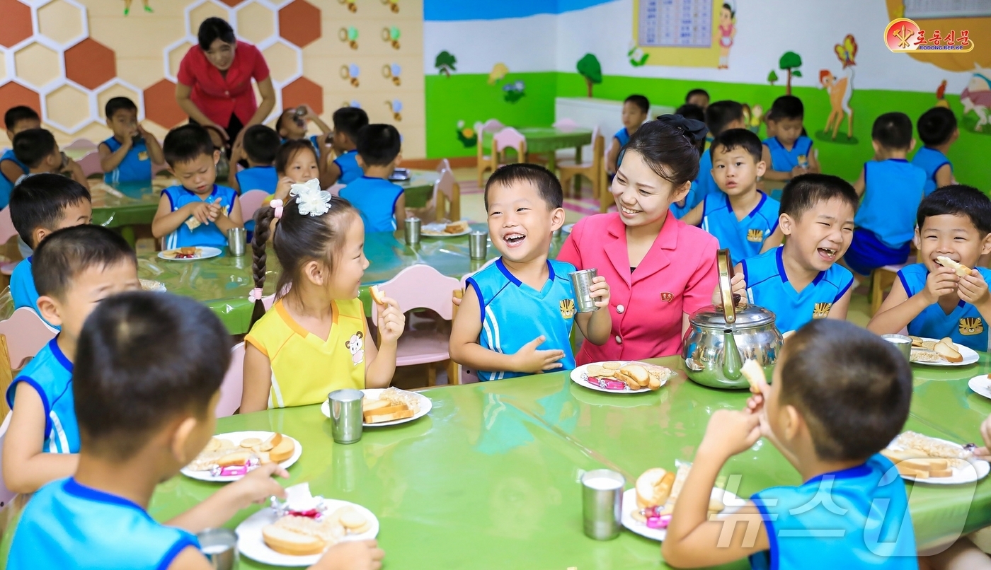 (평양 노동신문=뉴스1) = 북한 노동당 기관지 노동신문은 8일 김일성 주석 31주기를 맞아 "위대한 수령님께서 한평생 하늘처럼 떠받드신 인민의 첫자리에는 언제나 아이들이 있었다" …