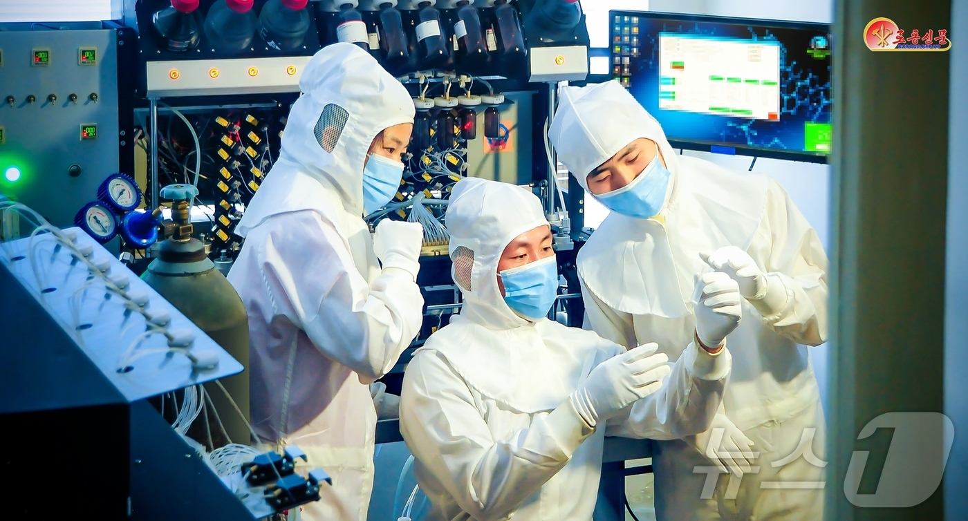 (평양 노동신문=뉴스1) = 북한 노동당 기관지 노동신문은 8일 의학연구원 의학생물학 연구원들이 "부흥강국건설에 이바지할 열의를 안고 연구사업에 힘을 넣고 있다"고 보도했다. [국 …