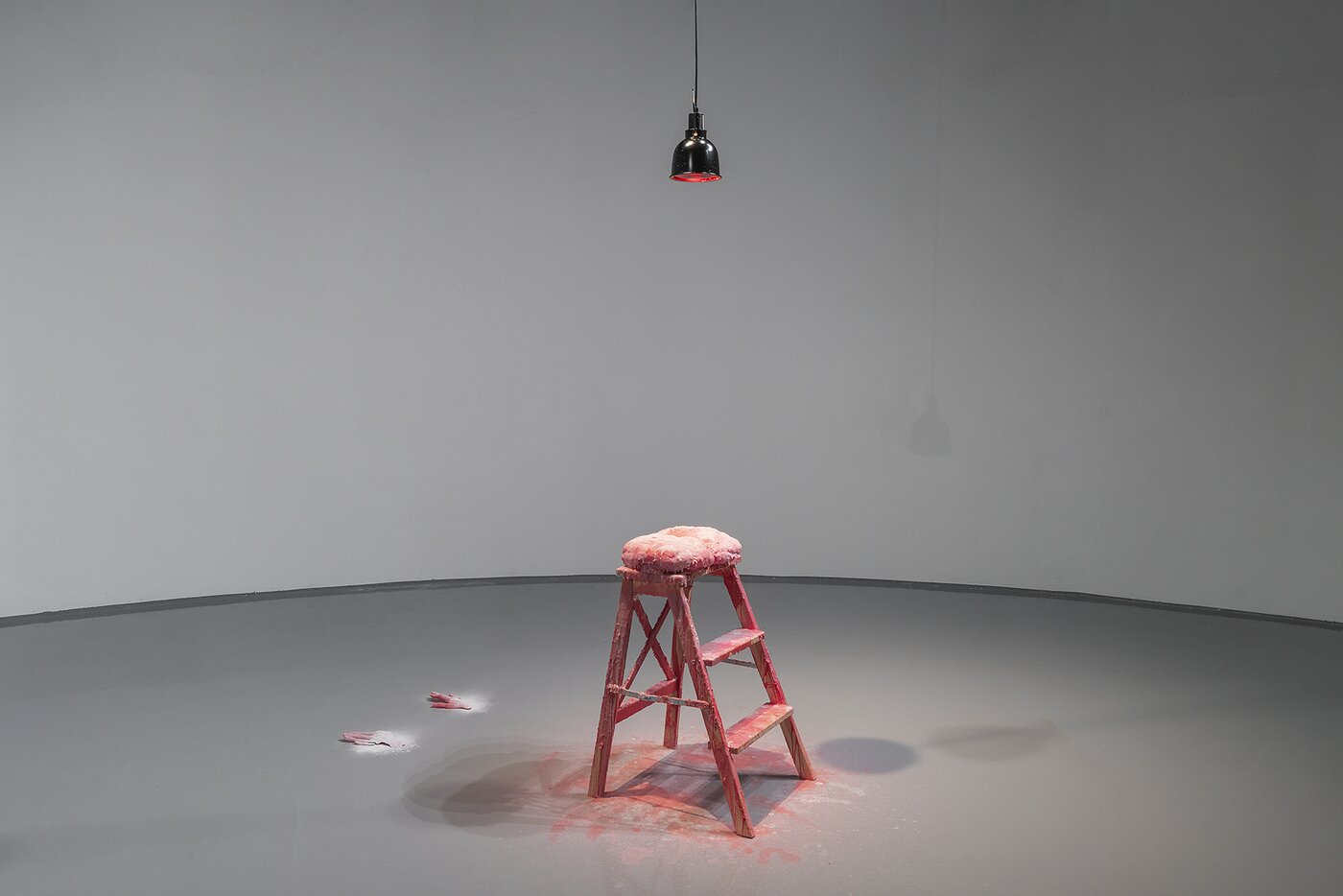 본문 이미지 - 박나라, Repose, 2024, 밀랍, 치즈, 사다리, 베이비 파우더, 적외선 램프, 가변크기 (서울시립미술관 제공)