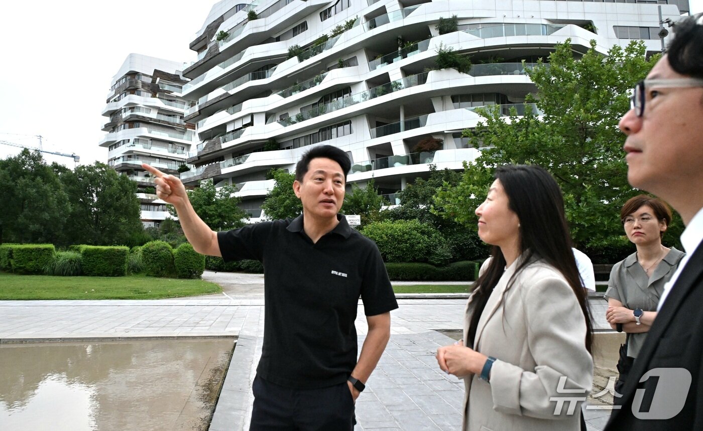 본문 이미지 - 오세훈 서울시장이 5일&#40;현지시간&#41; 이탈리아 밀라노에서 과거 전시회장 부지가 복합주거상업시설로 재탄생된 &#39;시티라이프&#39;를 둘러보고 있다.&#40;서울시 제공&#41;