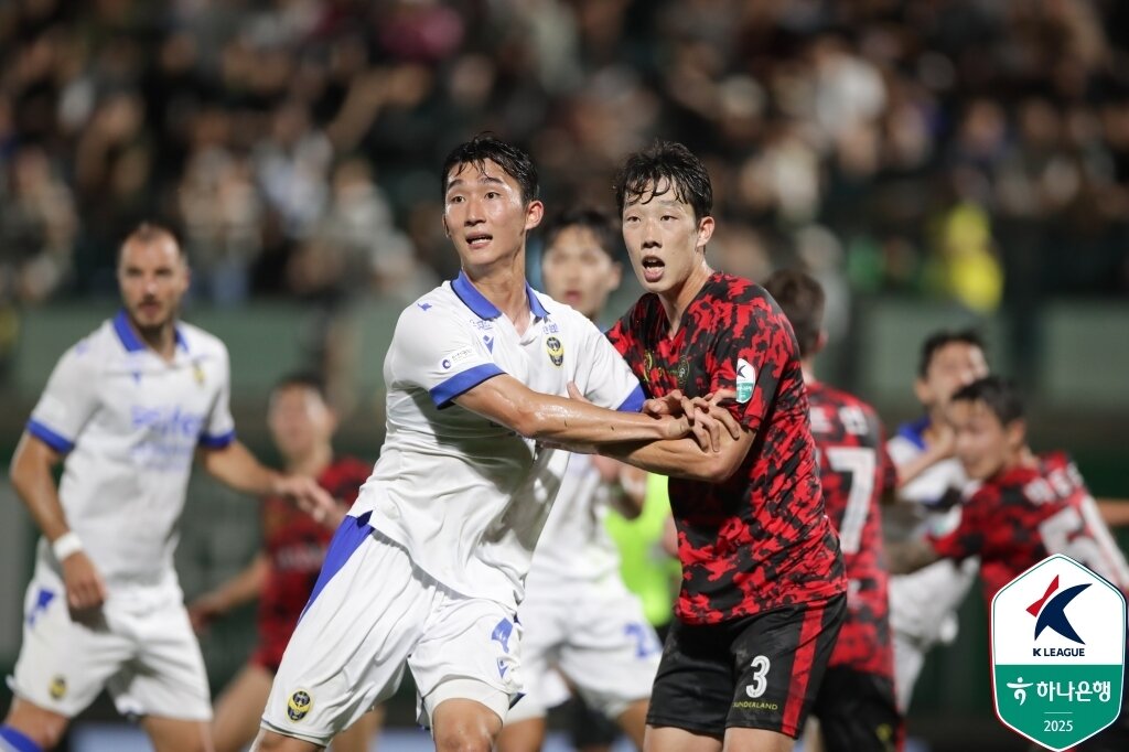 본문 이미지 - 인천과 김포의 경기 모습(한국프로축구연맹 제공) 