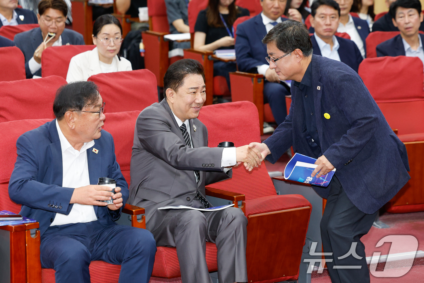 (서울=뉴스1) 안은나 기자 = 김병기 더불어민주당 대표 직무대행 겸 원내대표가 8일 서울 여의도 국회의원회관에서 '코스피 5000시대 실현을 위해 민주당이 할 일'을 주제로 열린 …