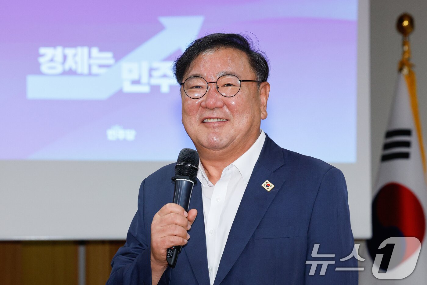 본문 이미지 - 더불어민주당 연구모임 '경제는 민주당' 대표 김태년 의원이 8일 서울 여의도 국회의원회관에서 '코스피 5000시대 실현을 위해 민주당이 할 일'을 주제로 이광수 광수네복덕방 대표 강의를 듣기 앞서 인사말을 하고 있다. 2025.7.8 ⓒ 뉴스1 안은나 기자