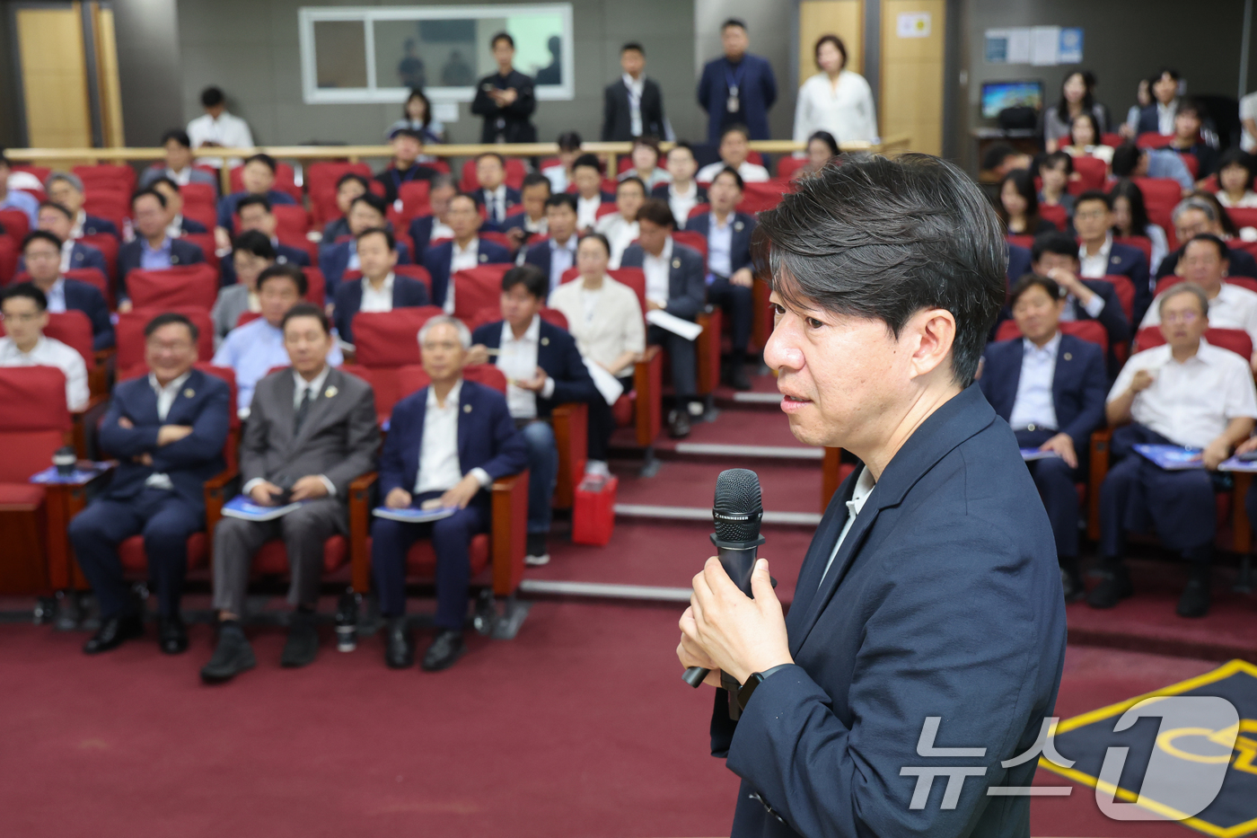 (서울=뉴스1) 안은나 기자 = 이광수 광수네복덕방 대표가 8일 서울 여의도 국회의원회관에서 '코스피 5000시대 실현을 위해 민주당이 할 일'을 주제로 열린 경제는 민주당 연구모 …