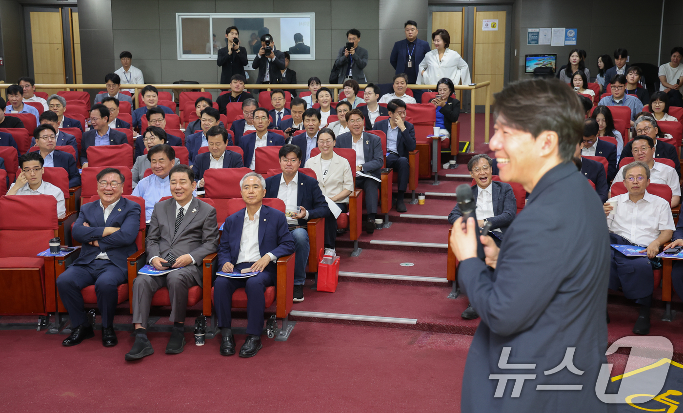 (서울=뉴스1) 안은나 기자 = 더불어민주당 연구모임 '경제는 민주당' 소속 의원들이 8일 서울 여의도 국회의원회관에서 '코스피 5000시대 실현을 위해 민주당이 할 일'을 주제로 …