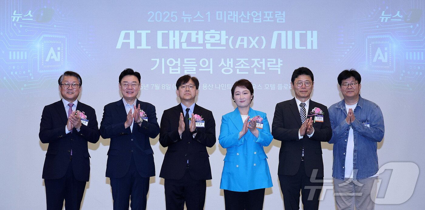 본문 이미지 - 8일 서울 용산 나인트리 프리미어 로카우스 호텔 플로리스에서 &#39;AI 대전환&#40;AX&#41; 시대- 기업들의 생존전략&#39;을 주제로 열린 2025 뉴스1 미래산업포럼&#40;NFIF&#41;에서 이영섭 뉴스1 대표이사, 이언주 더불어민주당 최고위원, 김성원 국민의힘 의원 등 참석자들이 기념 촬영을 하고 있다. 2025.7.8/뉴스1 ⓒ News1 박지혜 기자