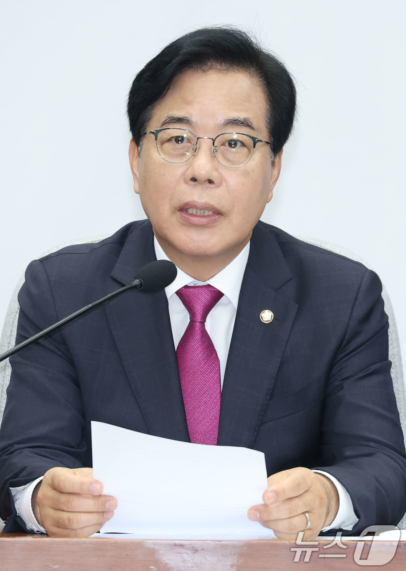 (서울=뉴스1) 이광호 기자 = 송언석 국민의힘 비상대책위원장 겸 원내대표가 8일 오전 서울 여의도 국회에서 열린 원내대책회의에서 발언하고 있다.  2025.7.8/뉴스1