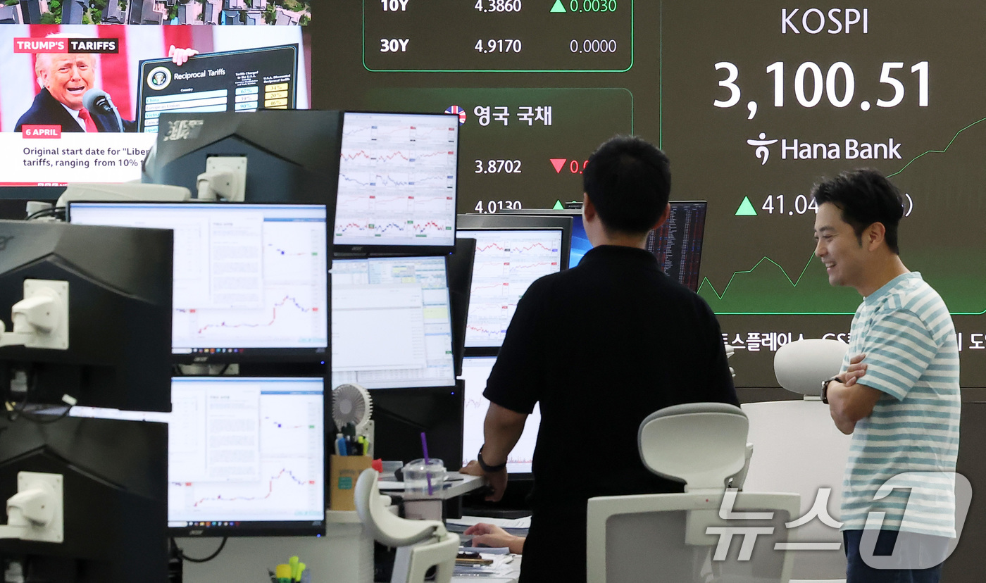 (서울=뉴스1) 김성진 기자 = 도널드 트럼프 미국 대통령이 오는 8월 1일부터 모든 한국산 제품에 25%의 상호관세를 부과하겠다고 통보한 8일 오전 서울 중구 하나은행 딜링룸 전 …