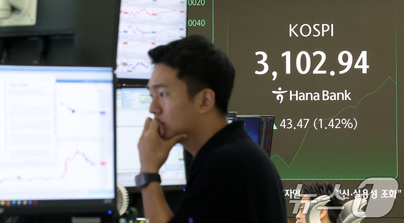 (서울=뉴스1) 김성진 기자 = 도널드 트럼프 미국 대통령이 오는 8월 1일부터 모든 한국산 제품에 25%의 상호관세를 부과하겠다고 통보한 8일 오전 서울 중구 하나은행 딜링룸 전 …