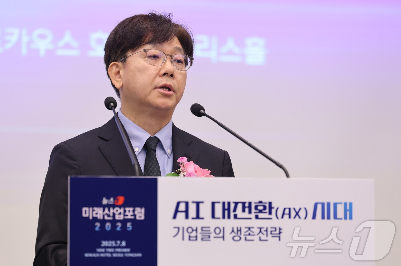 본문 이미지 - 이영섭 뉴스1 대표이사가 8일 서울 용산 나인트리 프리미어 로카우스 호텔 플로리스에서 &#39;AI 대전환&#40;AX&#41; 시대- 기업들의 생존전략&#39;을 주제로 열린 2025 뉴스1 미래산업포럼&#40;NFIF&#41;에서 개회사를 하고 있다. 2025.7.8/뉴스1 ⓒ News1 박지혜 기자