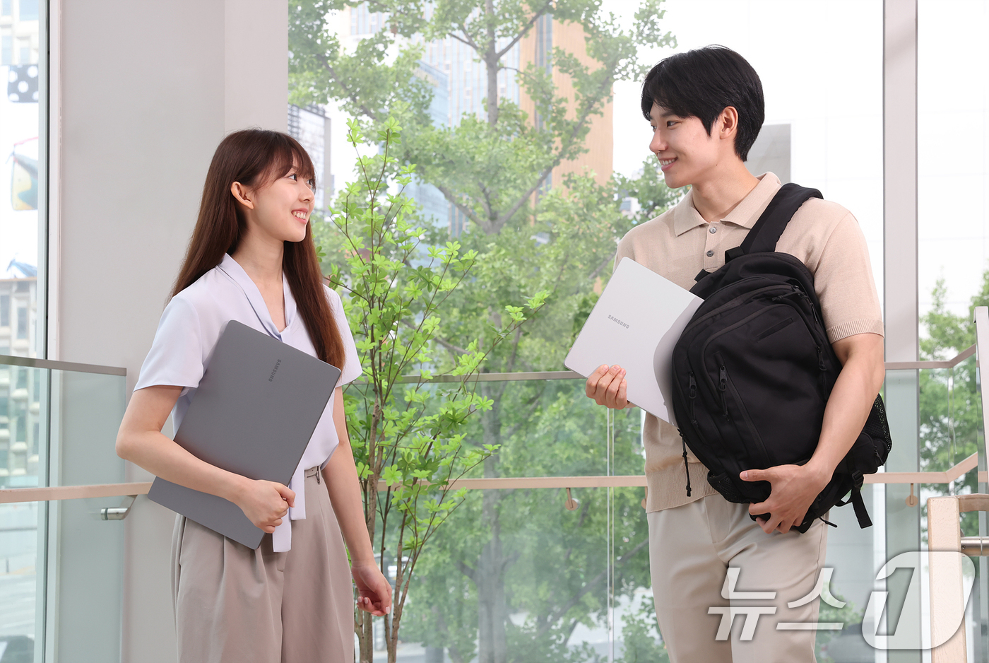 (서울=뉴스1) = 삼성전자가 2025년형 PC 신제품 '갤럭시 북5'와 '삼성 데스크탑' 타워형, 슬림형 2종을 오는 9일 국내 출시하며 AI PC 시장 공략을 가속화한다고 8일 …