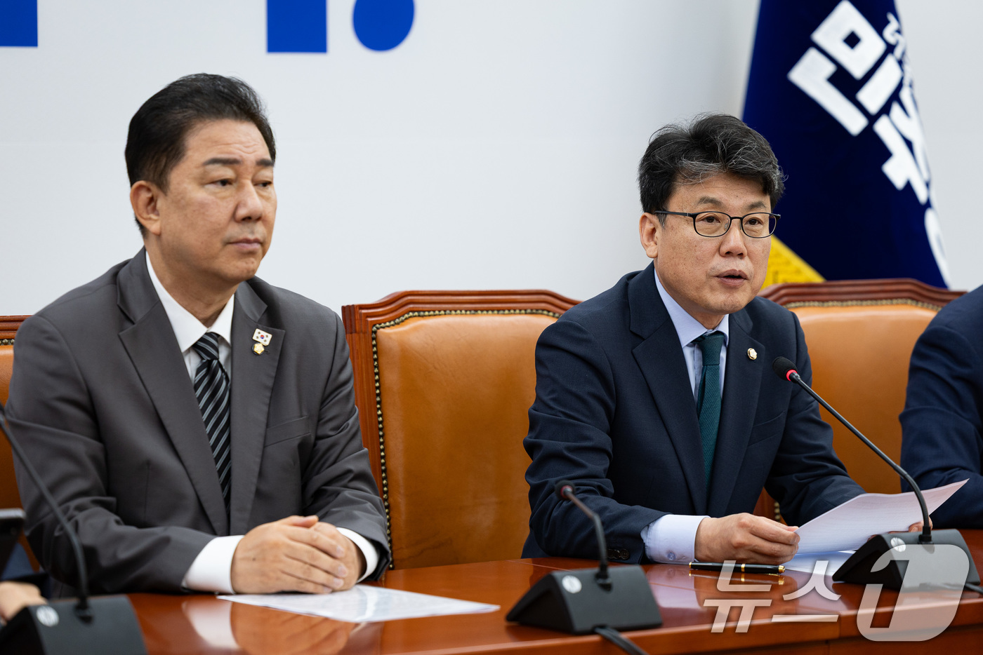 (서울=뉴스1) 유승관 기자 = 진성준 더불어민주당 정책위의장이 8일 서울 여의도 국회에서 열린 원내대책회의에서 모두 발언을 하고 있다. 2025.7.8/뉴스1