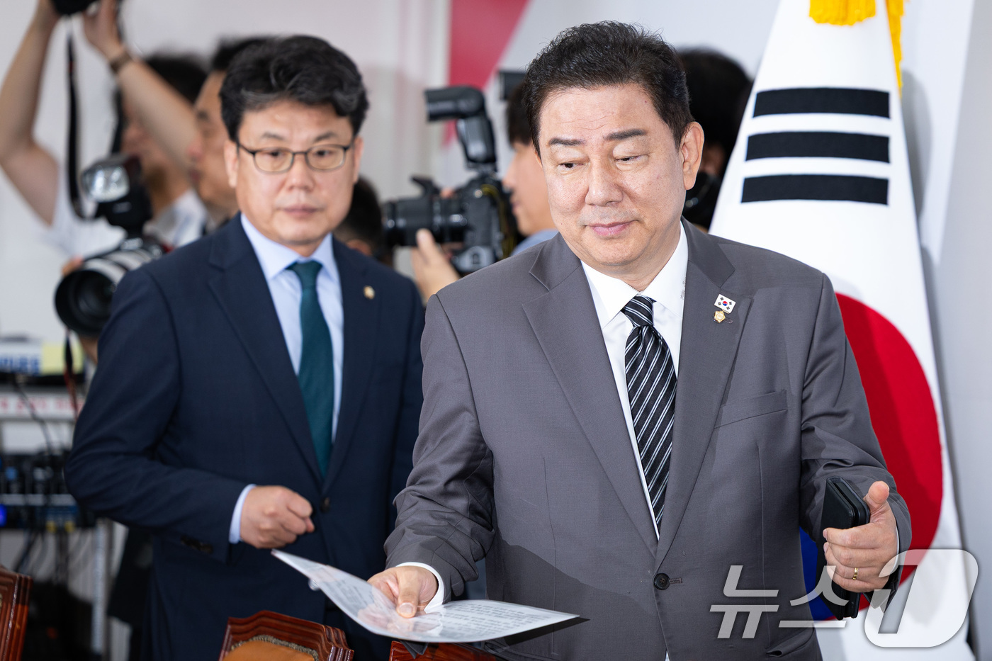 (서울=뉴스1) 유승관 기자 = 김병기 더불어민주당 당대표 직무대행 겸 원내대표가 8일 서울 여의도 국회에서 열린 원내대책회의에 참석하고 있다. 왼쪽은 진성준 정책위의장. 2025 …