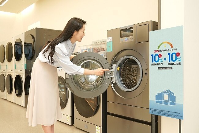 본문 이미지 - 삼성스토어 모델이 삼성전자의 에너지 소비 효율 1등급 세탁기를 체험하고 있다. 사진=삼성스토어 제공