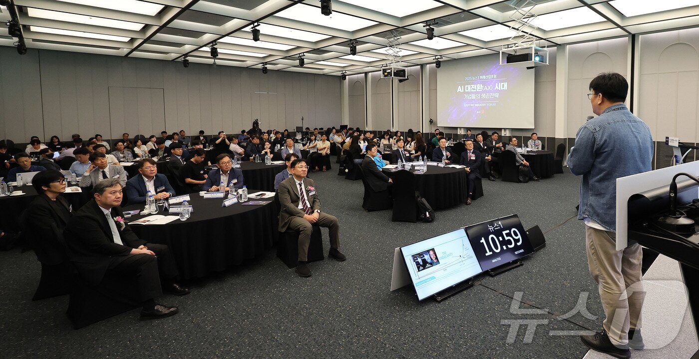 본문 이미지 - 정재승 KAIST 뇌인지과학과 학과장 및 융합인재학부 학부장이 8일 서울 용산 나인트리 프리미어 로카우스 호텔 플로리스에서 &#39;AI 대전환&#40;AX&#41; 시대- 기업들의 생존전략&#39;을 주제로 열린 2025 뉴스1 미래산업포럼&#40;NFIF&#41;에서 기조강연을 하고 있다. 2025.7.8/뉴스1 ⓒ News1 박지혜 기자