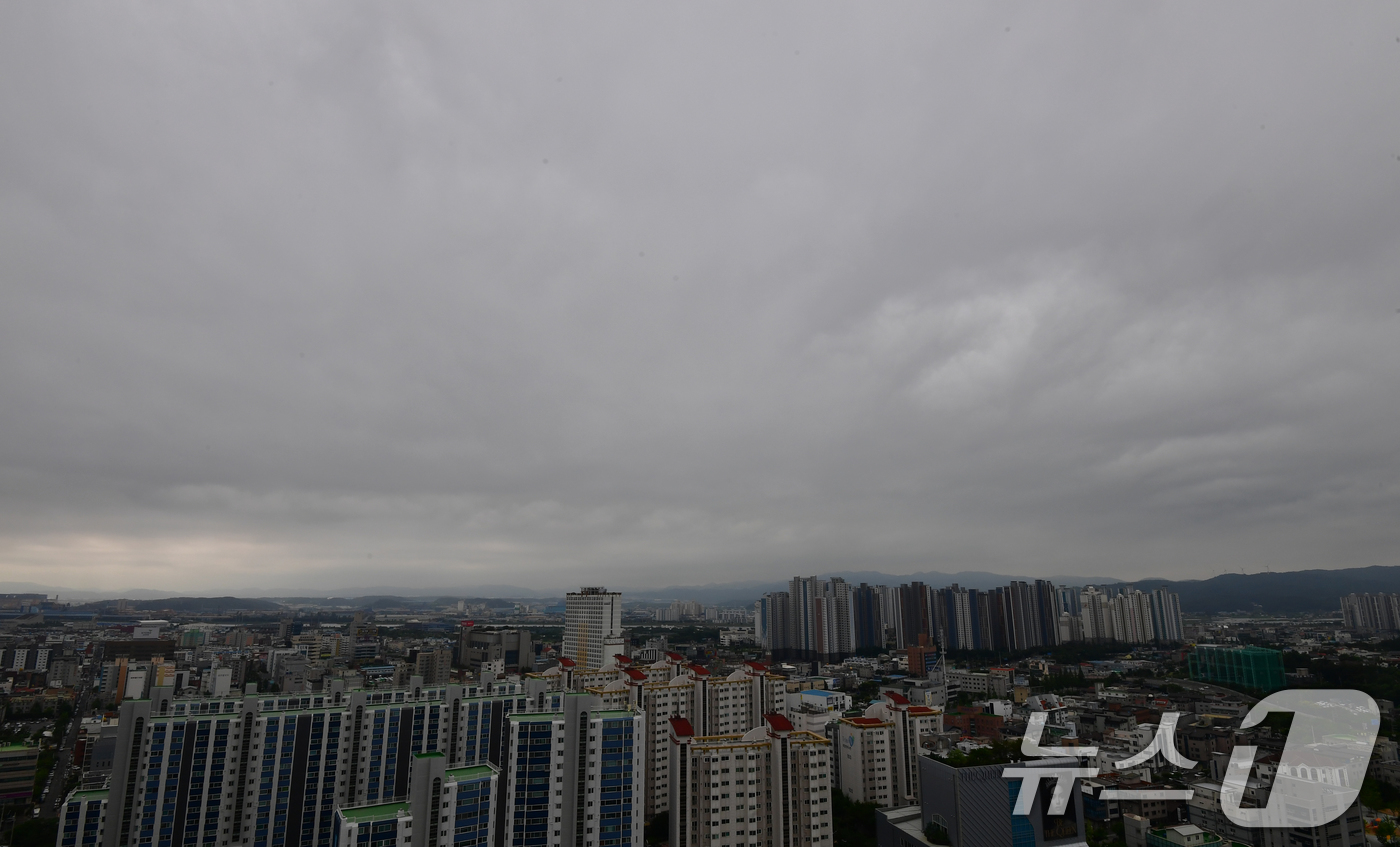 (포항=뉴스1) 최창호 기자 = 8일 경북 포항시 상공이 짙은 먹구름에 덮여있다.이날 오전 10시 현재 포헝지역 최고 기온은 26.2도로 어제보다 3~4도 낮은 기온을 보이고 있다 …