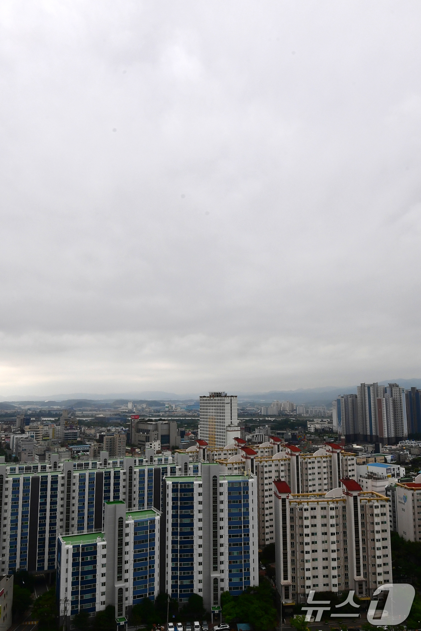 (포항=뉴스1) 최창호 기자 = 8일 경북 포항시 상공이 짙은 먹구름에 덮여있다.이날 오전 10시 현재 포헝지역 최고 기온은 26.2도로 어제보다 3~4도 낮은 기온을 보이고 있다 …