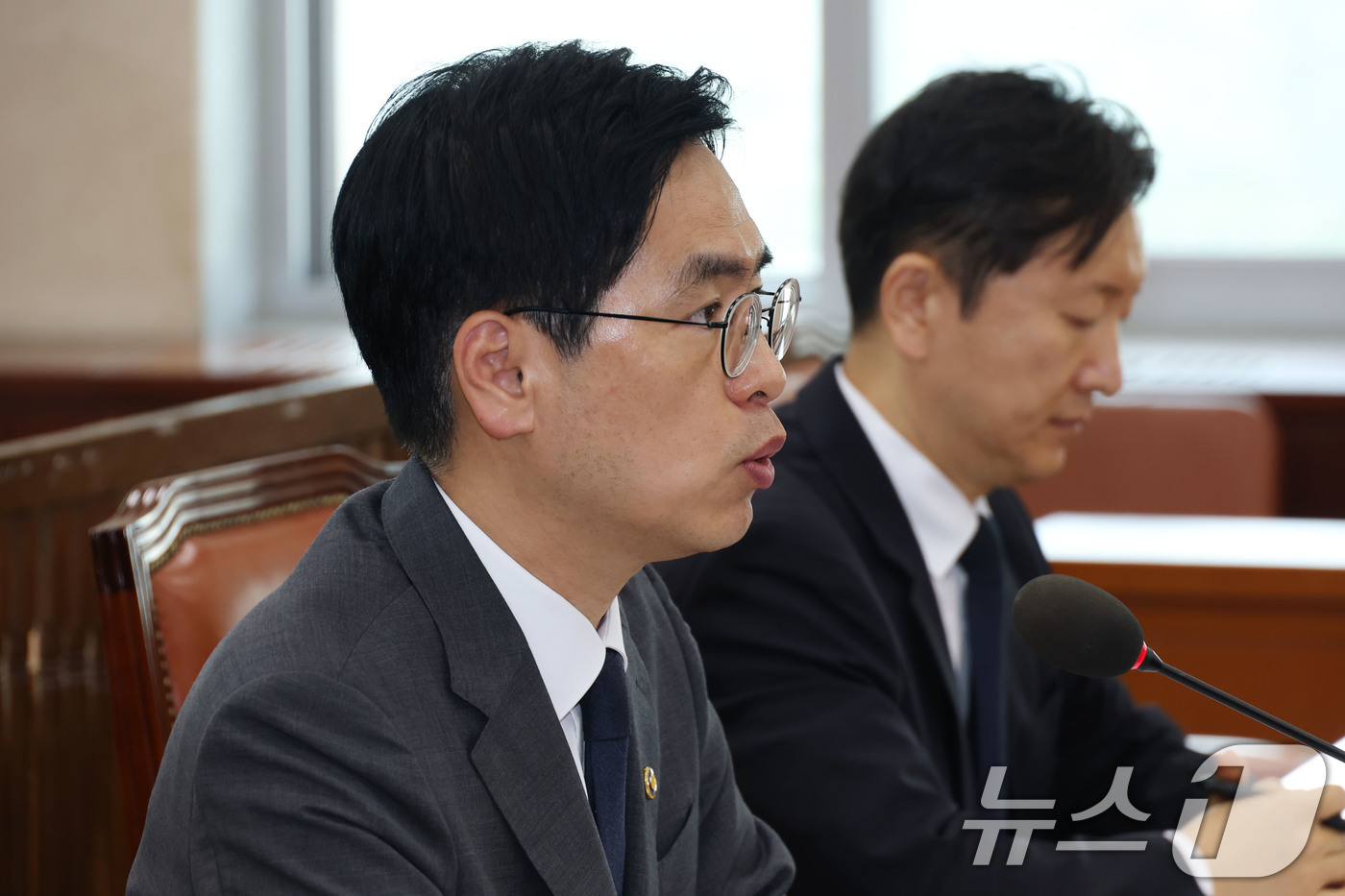 (서울=뉴스1) 이광호 기자 = 김민재 행정안전부 차관이 8일 오전 서울 여의도 국회에서 열린 행정안전위원회 제1차 법안심사제1소위원회에 출석해 인사말을 하고 있다.   2025. …