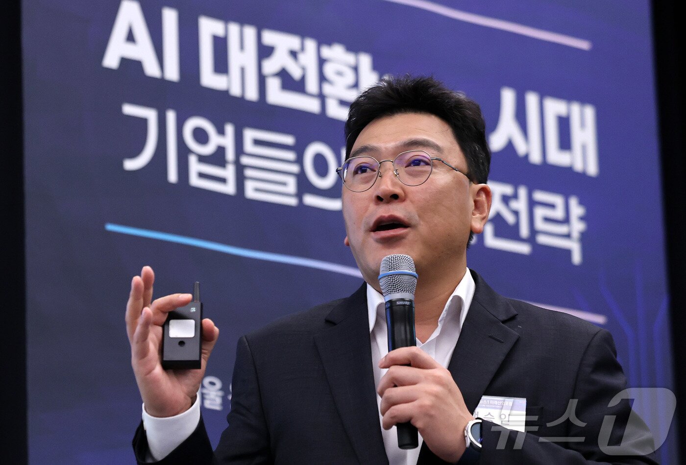 본문 이미지 - 백승인 삼성디스플레이연구소 CAE팀장(상무)이 8일 서울 용산 나인트리 프리미어 로카우스 호텔에서 'AI 대전환(AX) 시대- 기업들의 생존전략'을 주제로 열린 2025 뉴스1 미래산업포럼(NFIF)에서 효율적이고 안전한 제조 공정을 위한 AI 기술 활용에 대해 강연하고 있다. 2025.7.8/뉴스1 ⓒ News1 박지혜 기자