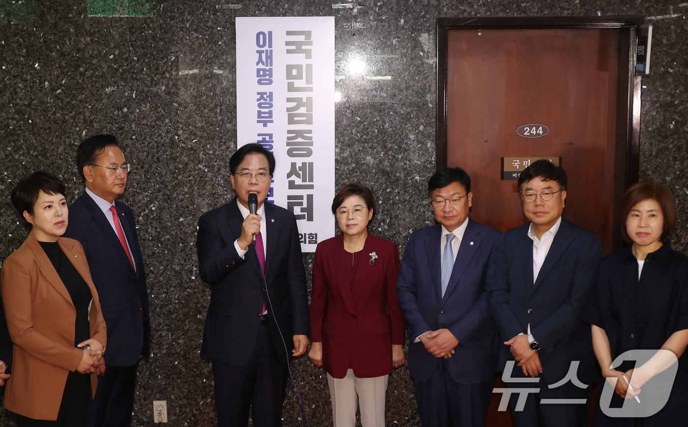 (서울=뉴스1) 이광호 기자 = 송언석 국민의힘 비상대책위원장 겸 원내대표가 8일 오전 서울 여의도 국회에서 열린 이재명 정부 공직후보자 국민검증센터 현판식에 참석해 인사말을 하고 …