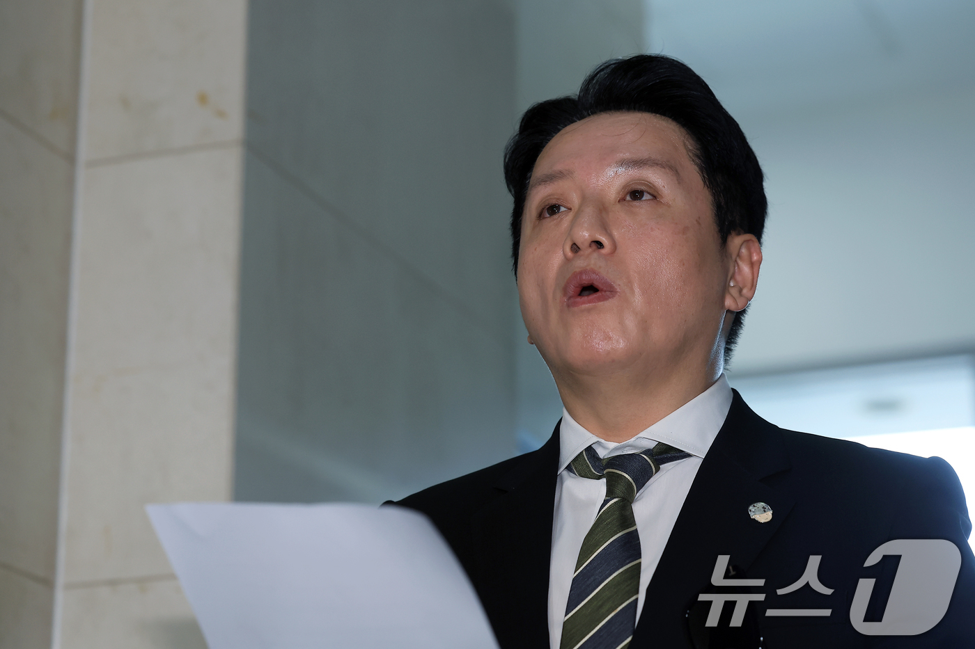 (서울=뉴스1) 박정호 기자 = 임태훈 군인권센터 소장이 8일 오전 서울 서초동 순직해병 특별검사 사무실 로비에서 박정훈 대령 항명 사건 항소 취하 촉구 시민 32,065명 서명 …