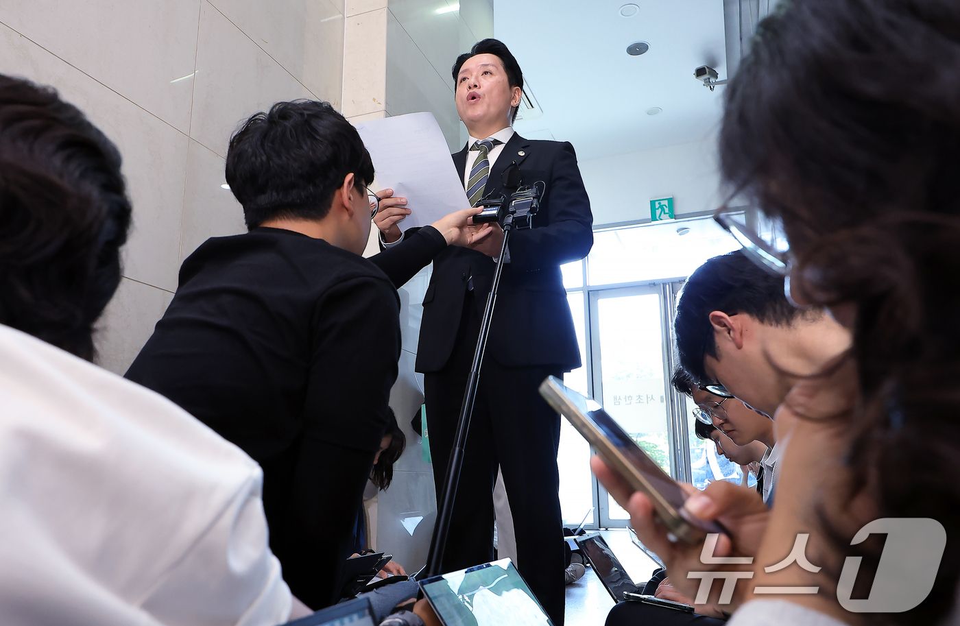 (서울=뉴스1) 박정호 기자 = 임태훈 군인권센터 소장이 8일 오전 서울 서초동 순직해병 특별검사 사무실 로비에서 박정훈 대령 항명 사건 항소 취하 촉구 시민 32,065명 서명 …