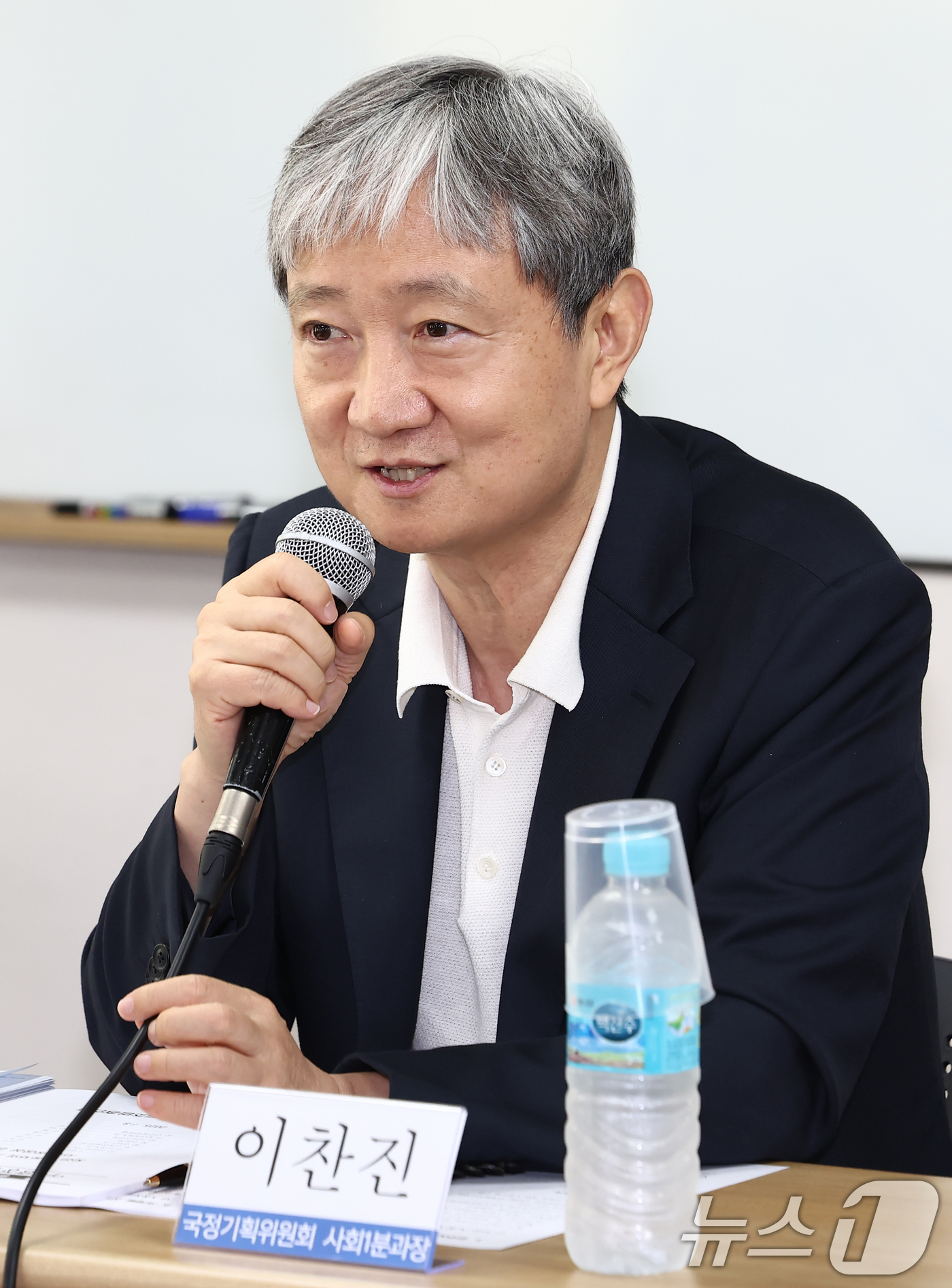 (서울=뉴스1) 김민지 기자 = 이찬진 국정기획위원회 사회1분과장이 8일 오전 서울 중구 민주노총에서 열린 '민주노총·국정기획위원회 정책협의'에서 인사말을 하고 있다. 2025.7 …