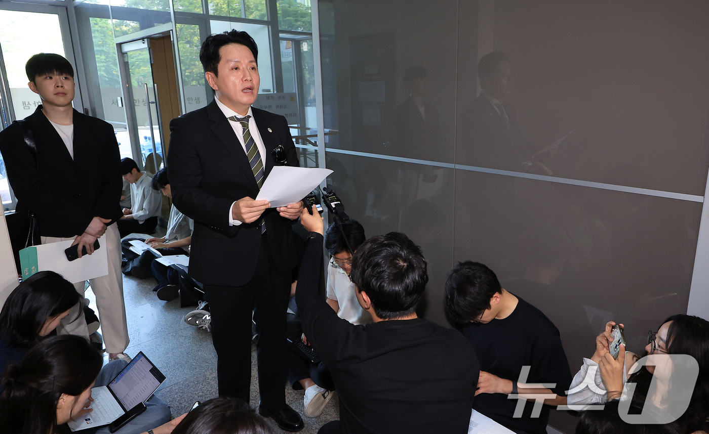 (서울=뉴스1) 박정호 기자 = 임태훈 군인권센터 소장이 8일 오전 서울 서초동 순직해병 특별검사 사무실 로비에서 박정훈 대령 항명 사건 항소 취하 촉구 시민 32,065명 서명 …