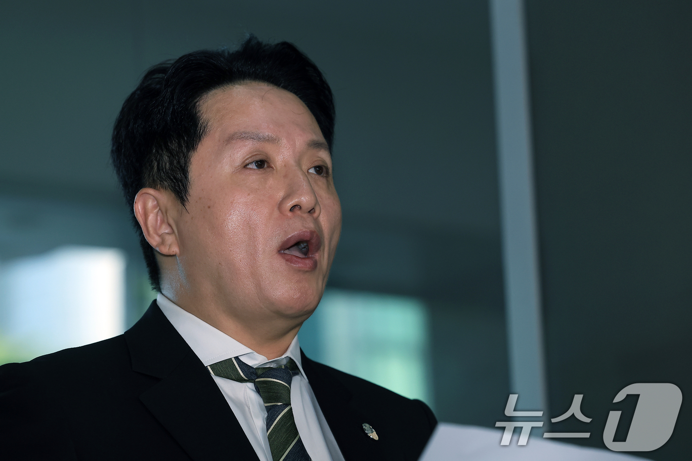 (서울=뉴스1) 박정호 기자 = 임태훈 군인권센터 소장이 8일 오전 서울 서초동 순직해병 특별검사 사무실 로비에서 박정훈 대령 항명 사건 항소 취하 촉구 시민 32,065명 서명 …