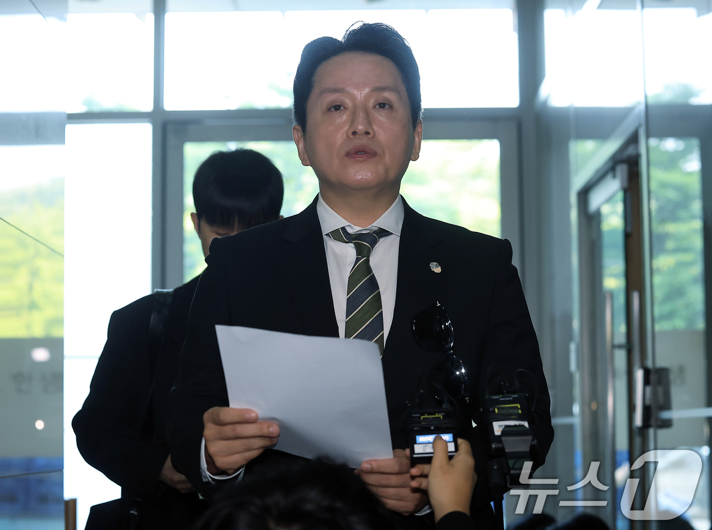 (서울=뉴스1) 박정호 기자 = 임태훈 군인권센터 소장이 8일 오전 서울 서초동 순직해병 특별검사 사무실 로비에서 박정훈 대령 항명 사건 항소 취하 촉구 시민 32,065명 서명 …