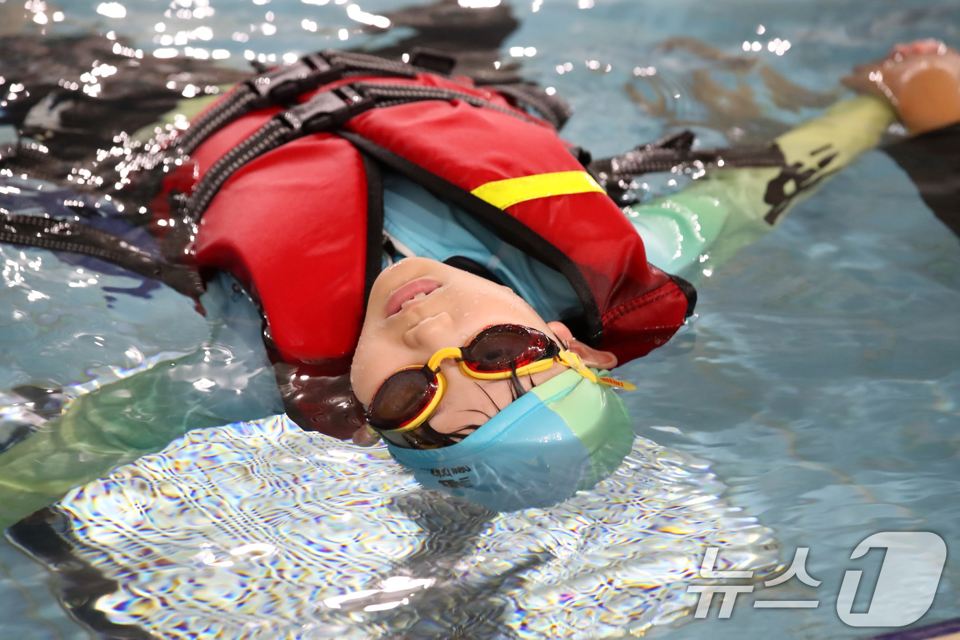 (대구=뉴스1) 공정식 기자 = 폭염이 이어진 8일 오전 대구 달서구 용산동 대구특수교육원 실내 수영장에서 감삼초등학교 3학년 학생들이 여름철 수난사고에 대비해 구명조끼를 착용하고 …