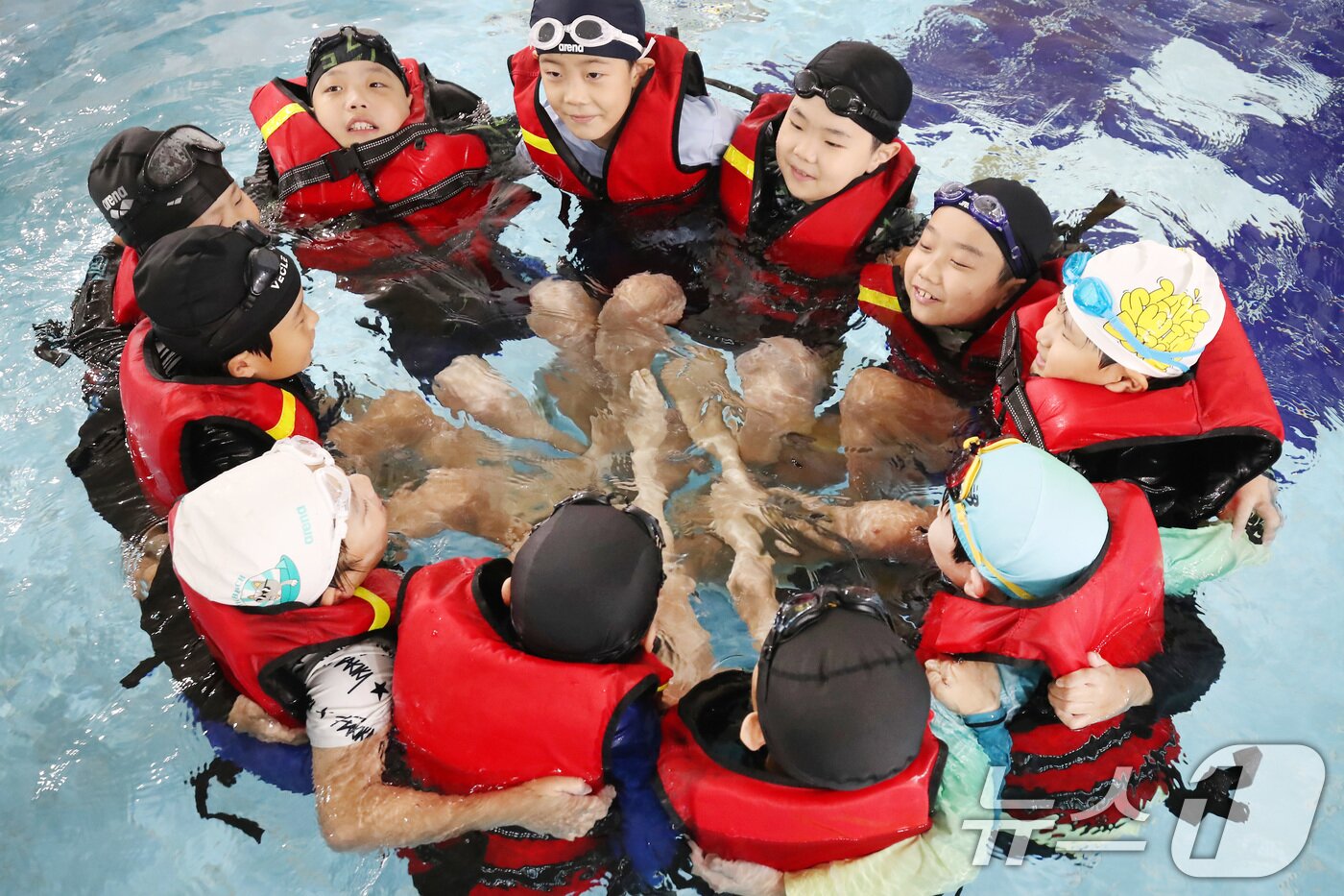 본문 이미지 - 폭염이 이어진 8일 오전 대구 달서구 용산동 대구특수교육원 실내 수영장에서 감삼초등학교 3학년 학생들이 여름철 수난사고에 대비해 구명조끼를 착용하고 생존수영을 배우고 있다. 2025.7.8/뉴스1 ⓒ News1 공정식 기자