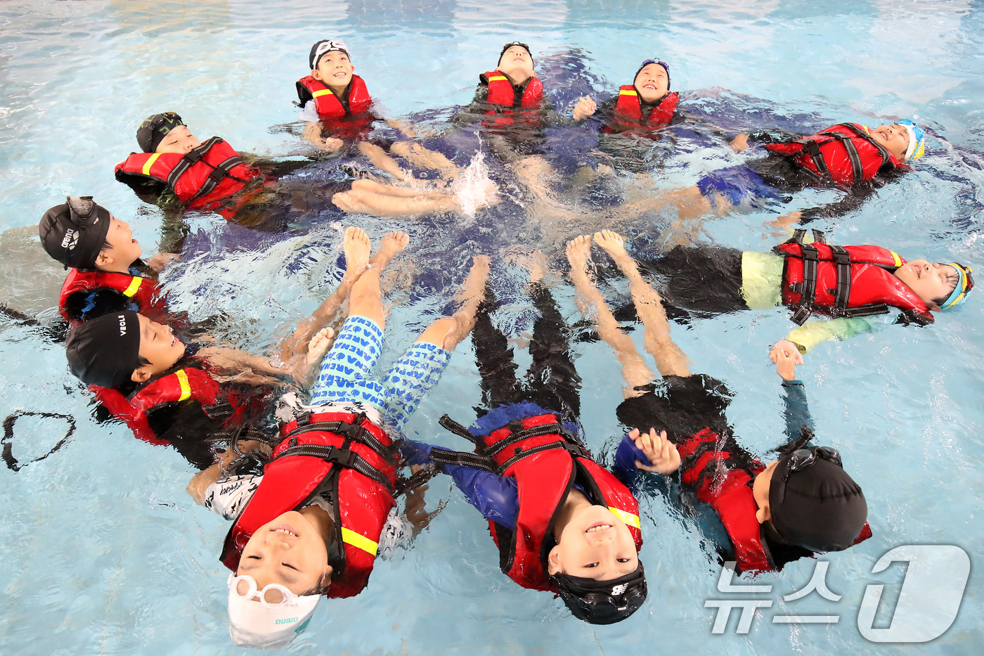 (대구=뉴스1) 공정식 기자 = 폭염이 이어진 8일 오전 대구 달서구 용산동 대구특수교육원 실내 수영장에서 감삼초등학교 3학년 학생들이 여름철 수난사고에 대비해 구명조끼를 착용하고 …